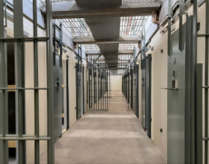 Agente penitenciário suspeito de forjar documentos para fuga de preso por 10 homicídios é afastado no RS