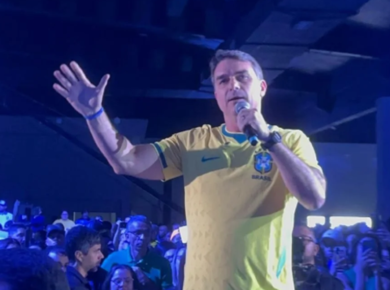 Flávio usa slogan de Lula em evento: