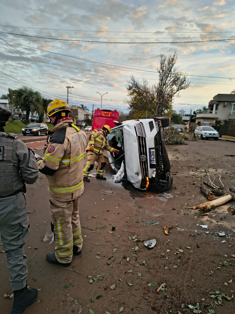 Homem perde o controle de veículo Tiguan e capota na Avenida Sagrada Família