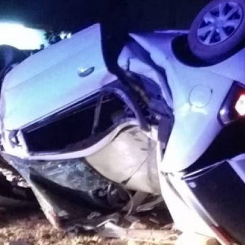 Em fuga motorista bate em poste e morre