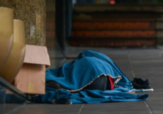 Homem em situação de rua morre durante noite fria em Pelotas e polícia investiga possível hipotermia