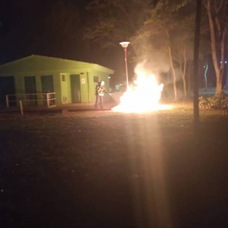Vândalos ateiam fogo em lixeira da Praça Castelo Branco