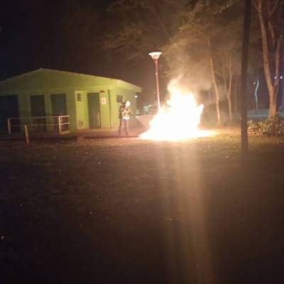 Vândalos ateiam fogo em lixeira da Praça Castelo Branco