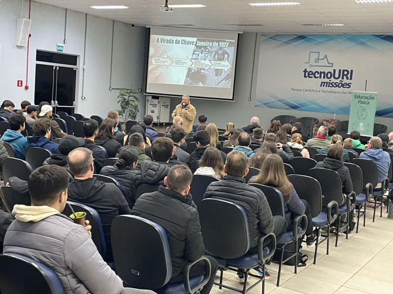 Referência do atletismo nacional, Lázaro Velázquez compartilha trajetória de 49 anos na URI