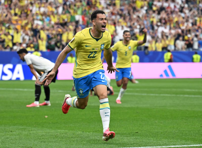 Brasil vence o Japão de virada e garante vaga nas oitavas da Copa
