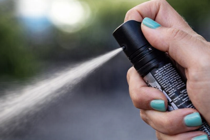 Senado aprova projeto que autoriza venda de spray de pimenta para mulheres acima de 16 anos