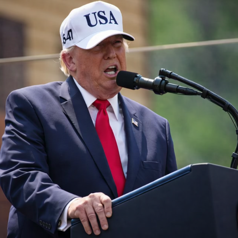 Trump amplia combate ao