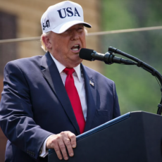 Trump amplia combate ao 