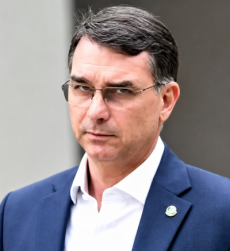 “Completamente desinformada”, diz Flávio após Michelle repostar vídeo sobre festas de Daniel Vorcaro