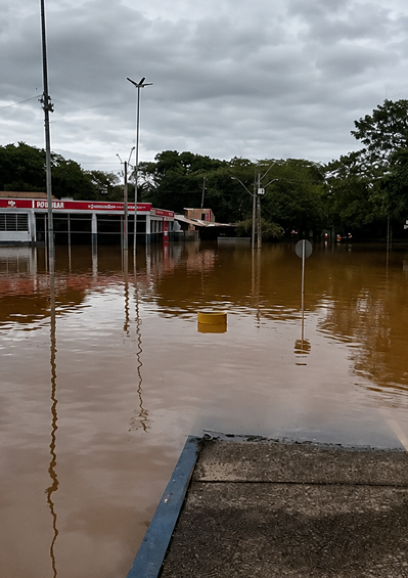 Rio Uruguai ultrapassa cota de inundação e abrigo é montado para receber famílias no RS