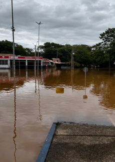 Rio Uruguai ultrapassa cota de inundação e abrigo é montado para receber famílias no RS