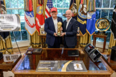 Trump critica árbitro brasileiro e admite pedido à Fifa