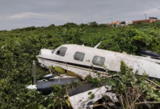 Avião de pequeno porte cai em praia de SC e deixa 2 em estado grave