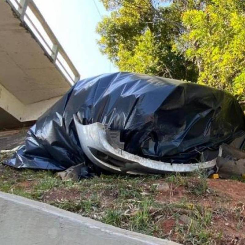Motorista morre após carro cair na alça de acesso da RSC-101 para a freeway