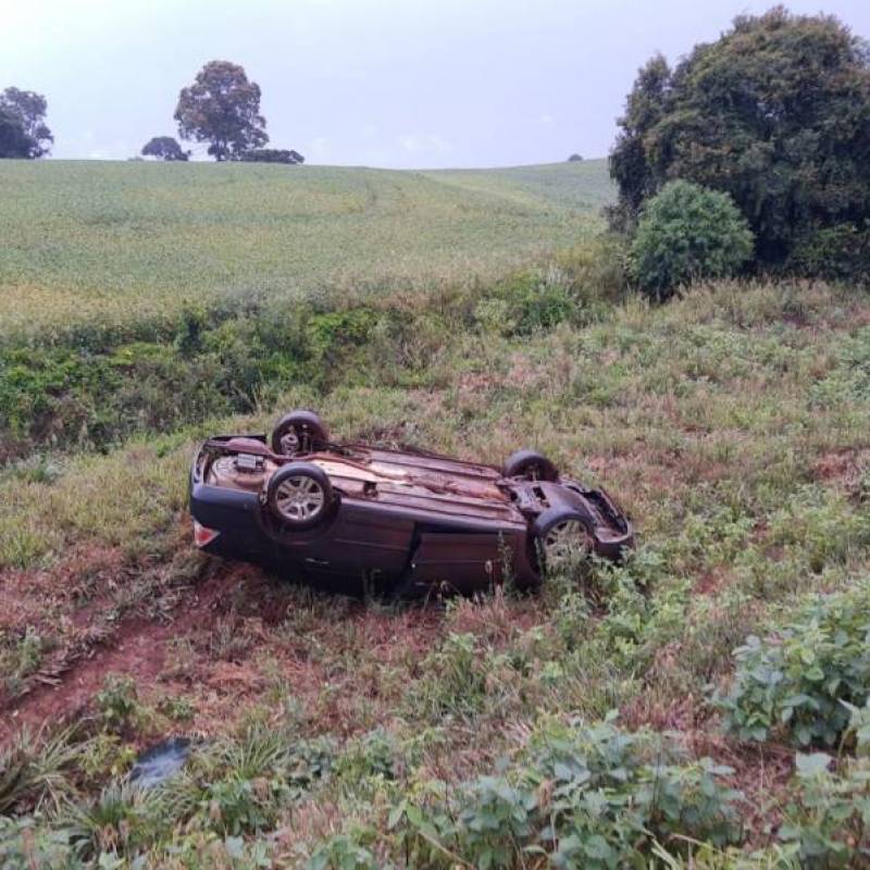 Quatro pessoas ficam feridas após capotamento, em Erechim 