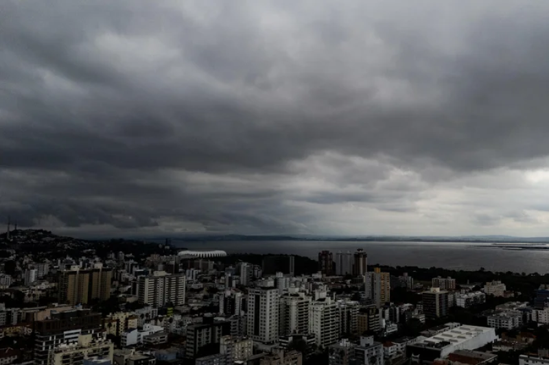 Ventania, chuvarada e até granizo: veja a previsão do tempo para o fim de semana no RS