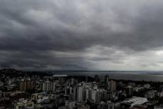Ventania, chuvarada e até granizo: veja a previsão do tempo para o fim de semana no RS