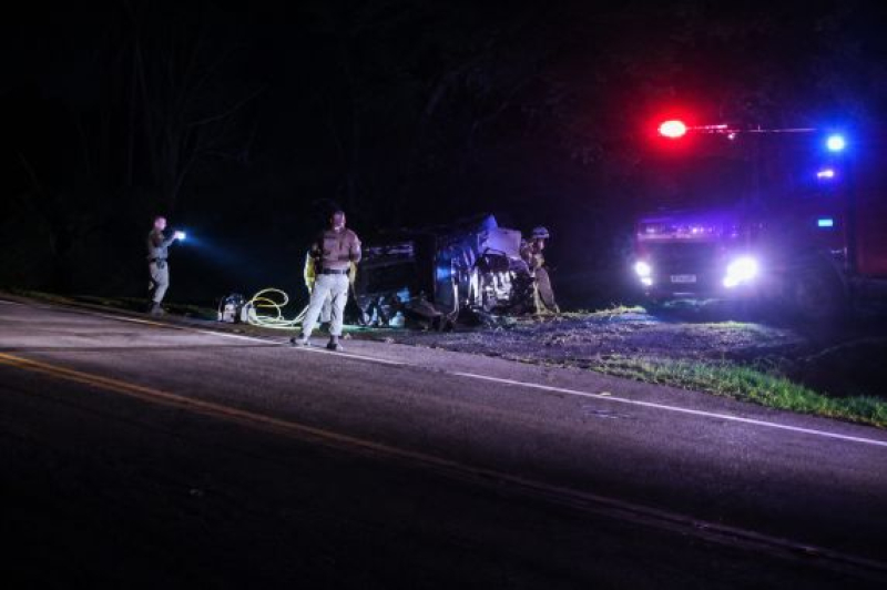 Saída de pista seguida de capotamento causa a morte de um homem em Porto Xavier
