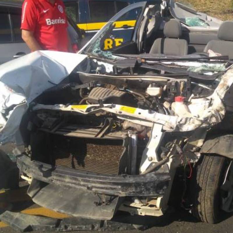Motorista fica preso nas ferragens em acidente na BR-386