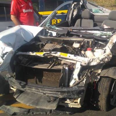 Motorista fica preso nas ferragens em acidente na BR-386