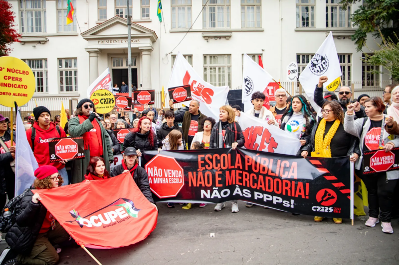 Leilão de 98 escolas estaduais mobiliza comunidades no RS