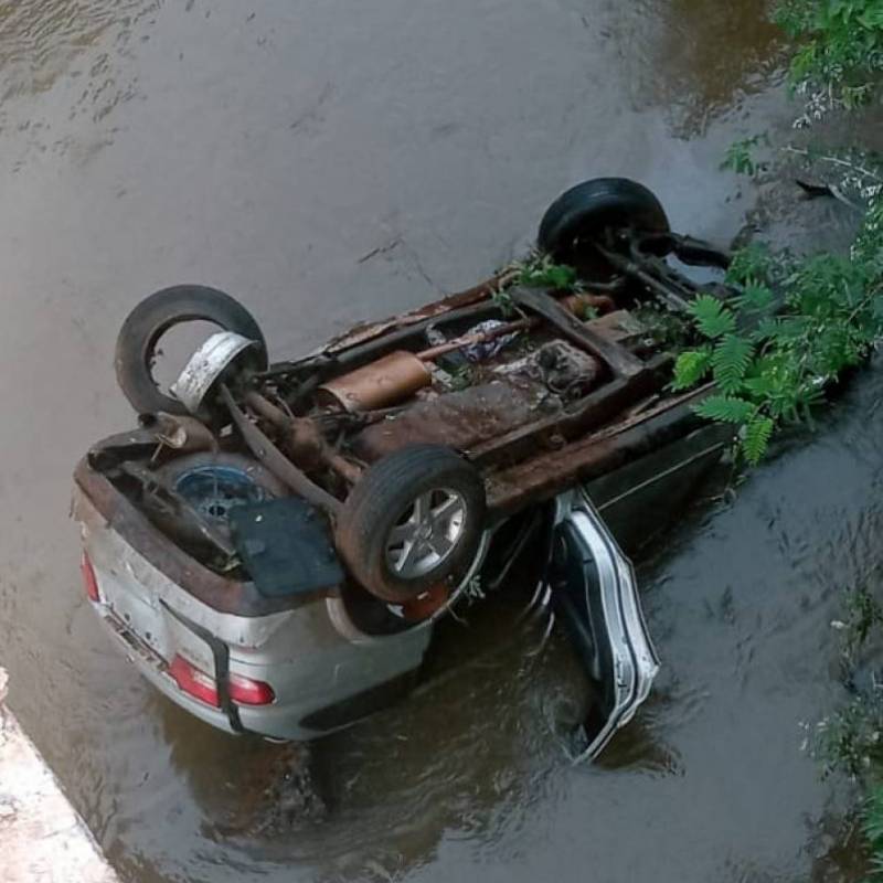 Carro despenca em rio após acidente em Panambi