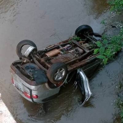 Carro despenca em rio após acidente em Panambi