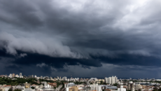 Temporais causam danos em 21 cidades do RS; 125 municípios registram falta de luz