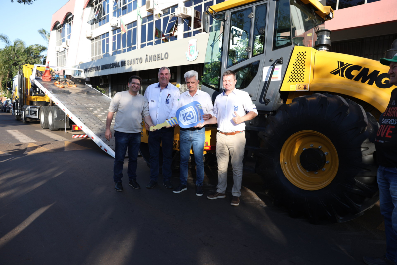 Prefeitura recebe novo rolo compactador para reforçar a manutenção das estradas do interior