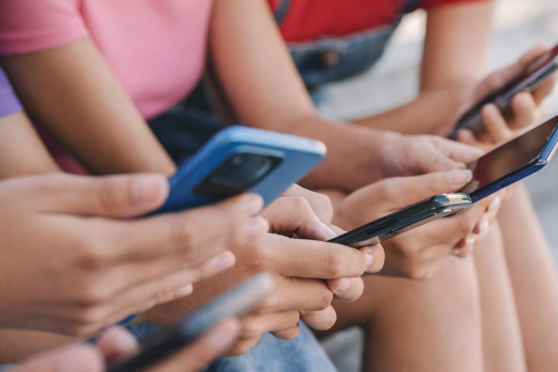 França se prepara para proibir uso de redes sociais para menores de 15 anos