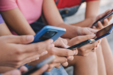 França se prepara para proibir uso de redes sociais para menores de 15 anos