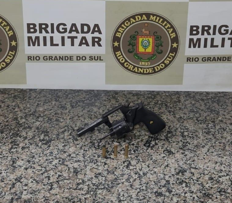 Revólver Taurus calibre .38 é apreendido durante ação policial no bairro João Goulart
