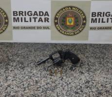 Revólver Taurus calibre .38 é apreendido durante ação policial no bairro João Goulart