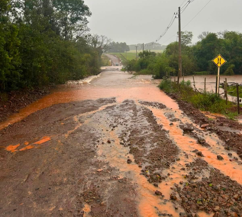 Fortes chuvas comprometem estradas do interior em Roque Gonzales