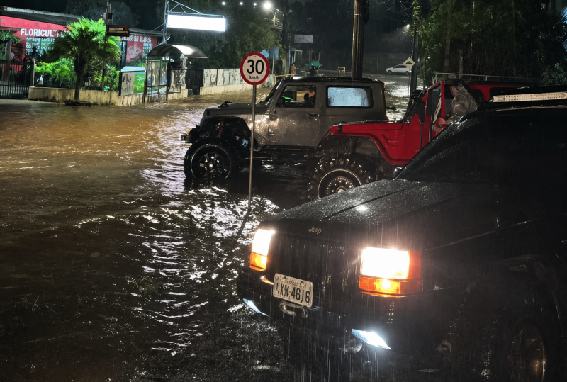 Grupo de jipeiros de Passo Fundo atua durante temporal e ajuda moradores a deixarem áreas alagadas