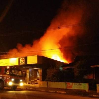 Incêndio destrói duas lojas em Entre-Ijuís 