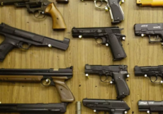 Brasil apreende 100 mil armas por ano, mas fluxo do crime muda, diz análise