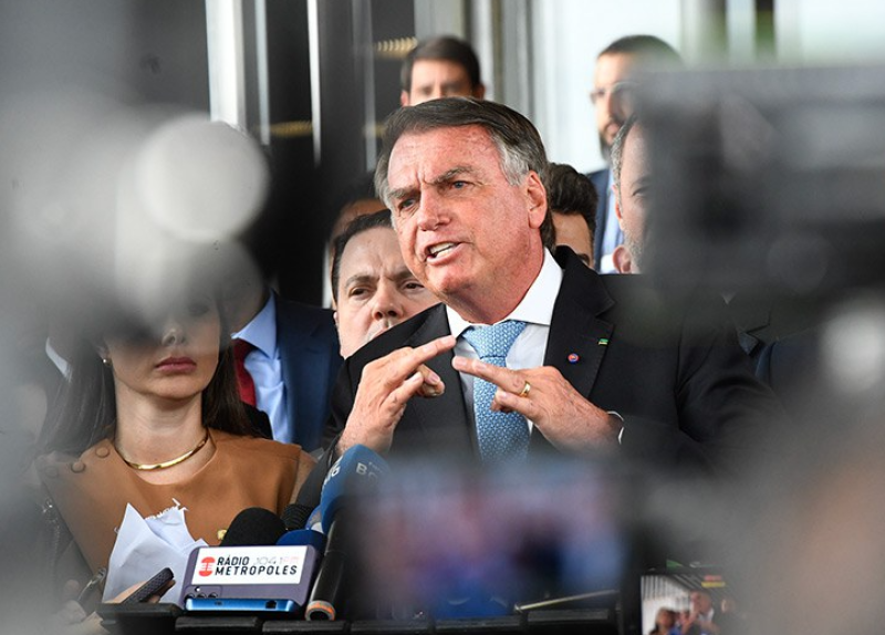 Bolsonaro pede ao STF autorização para receber filhos no Dia dos Pais