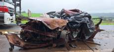 Homem morre e quatro pessoas ficam feridas em acidente com dois carros e dois caminhões na RS-135
