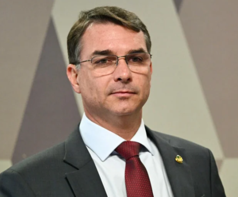 Flávio Bolsonaro tem filiação ao PL retomada pelo TSE