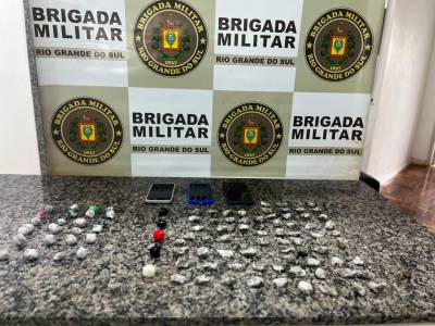 Brigada Militar prende três homens por tráfico de drogas no bairro Aguiar, em Santo Ângelo