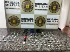 Brigada Militar prende três homens por tráfico de drogas no bairro Aguiar, em Santo Ângelo