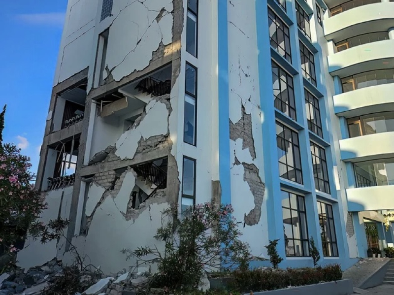 Terremoto de magnitude 7,7 atinge a Indonésia