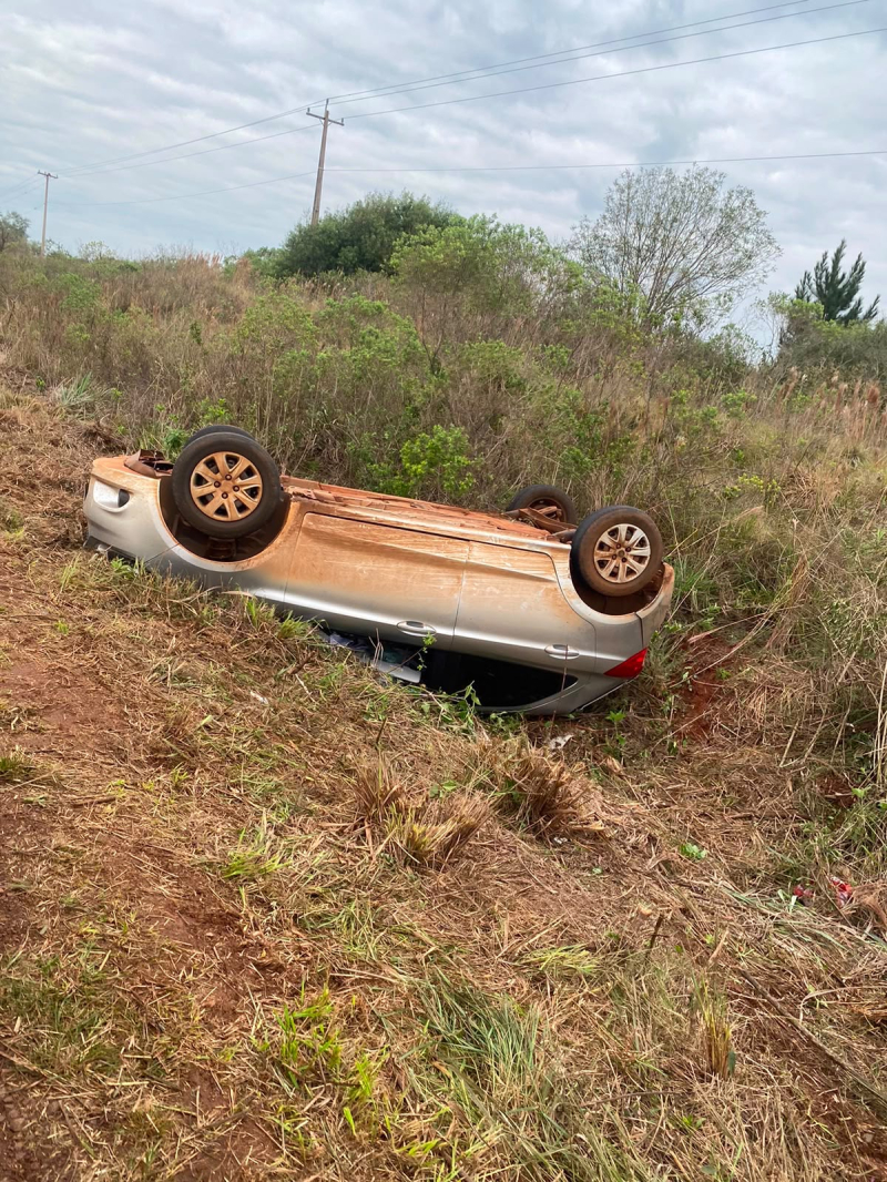 Bombeiros encontram carro capotado na ERS-168, em São Luiz Gonzaga