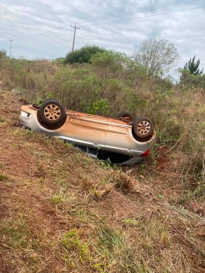 Bombeiros encontram carro capotado na ERS-168, em São Luiz Gonzaga