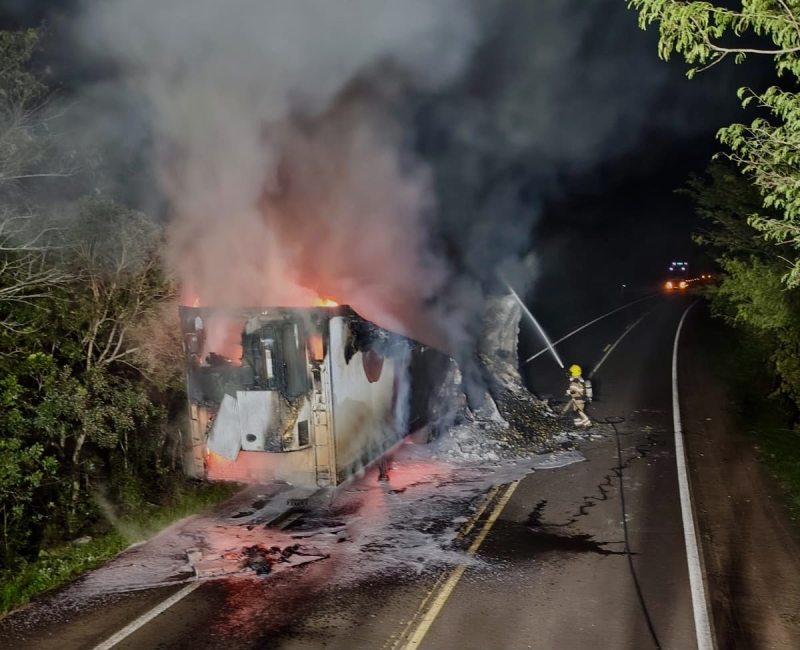 Carreta carregada de batatas é destruída por incêndio em Porto Xavier