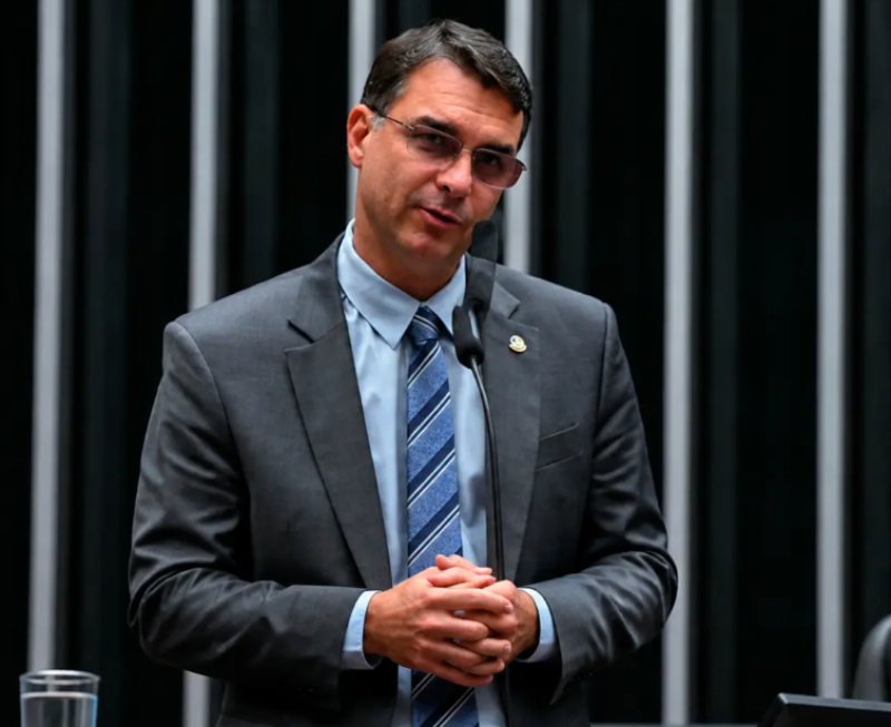 Campanha de Flávio Bolsonaro monta rede de aliados nas redes sociais