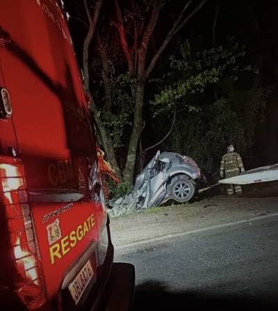 Acidente entre carro e carreta deixa uma pessoa morta na BR-285