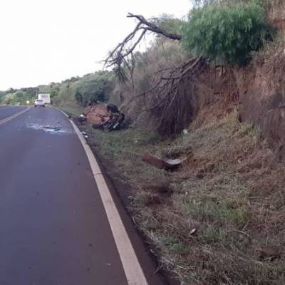 Carro bate em paredão de pedras, em Sarandi 
