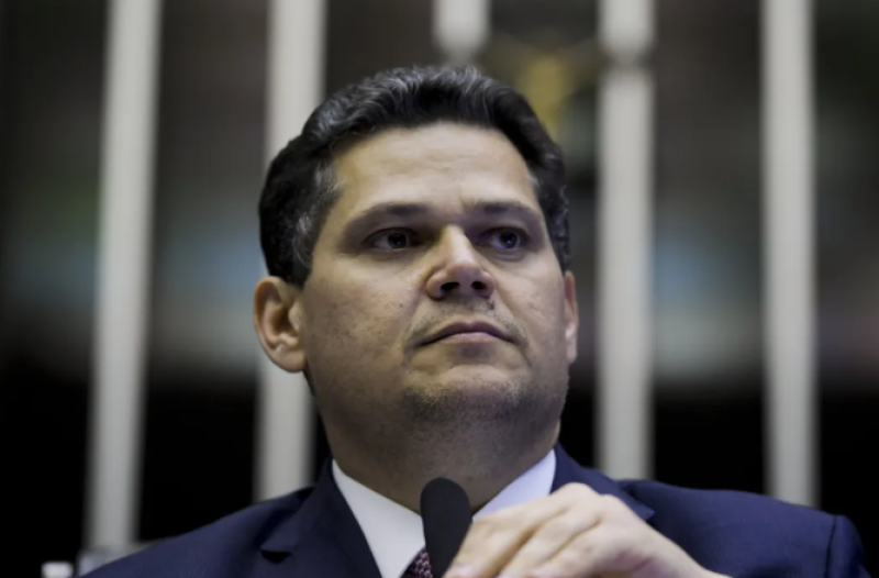 Alcolumbre envia PECs da segurança e do fim da jornada 6x1 à CCJ